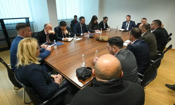 Són aquests representants Zajedenica que van conèixer Elbert Krasniqi?