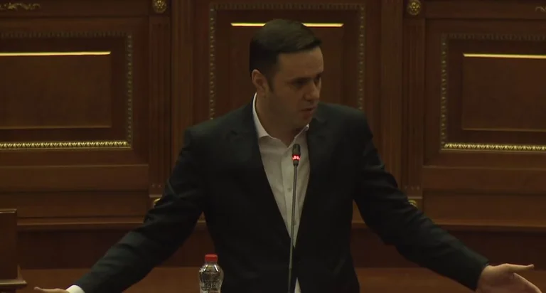 Obadiah: Es pot acordar que el pressupost es tractarà d'aquí a tres hores, així que deixi aquí el domicili