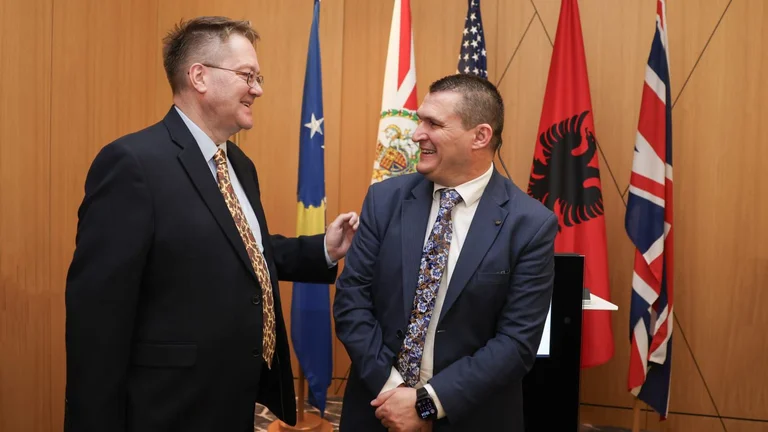 Abbott porta antic líder del SPAK a Pristina, Durant té lleis per jutjar, fiscals i agents de policia