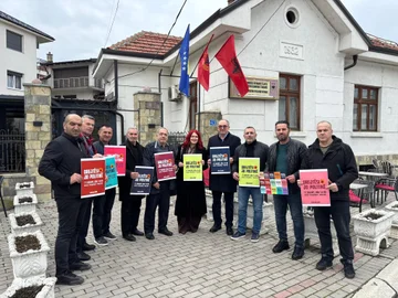 “Freedom は 2 月 17 日 march の Prizren の name” を持っています。