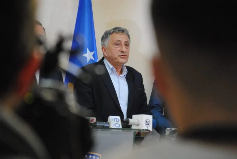 Si Ceku és diferent de Nagavci, l'aplaudiuem, aquesta és la seva primera petició.