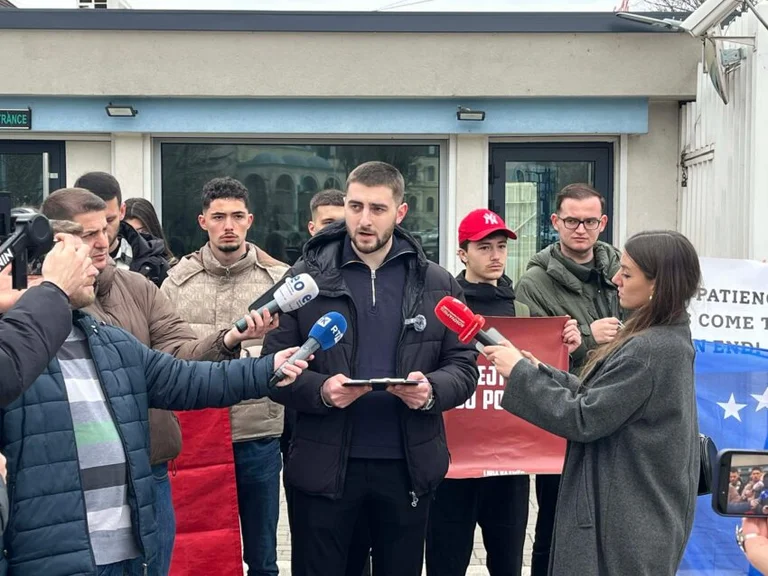 Οι φοιτητές της UPP αναζητούν ίση δικαιοσύνη για τους πρώην συμμετέχοντες του KLA ενώπιον των γραφείων της ΕΕ