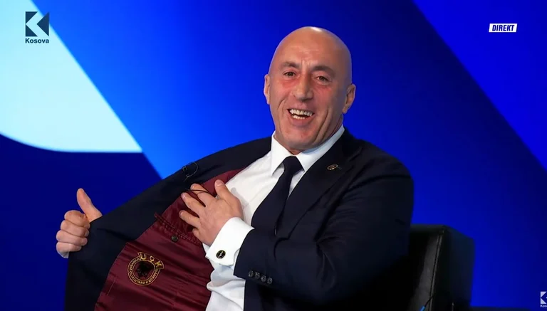 Ramsh Haradinaj va descobrir que KLA abric brodat en la seva armilla (VIDEO)