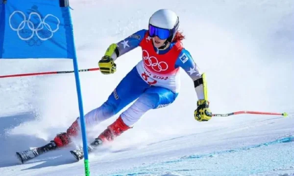 Kiana Kryeziu és capaç d'acabar la cursa d'esquí amb els Jocs Olímpics d'hivern