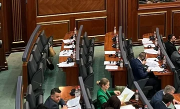 KLAのリーダー、Serbianリストの問題ホールの議会決議