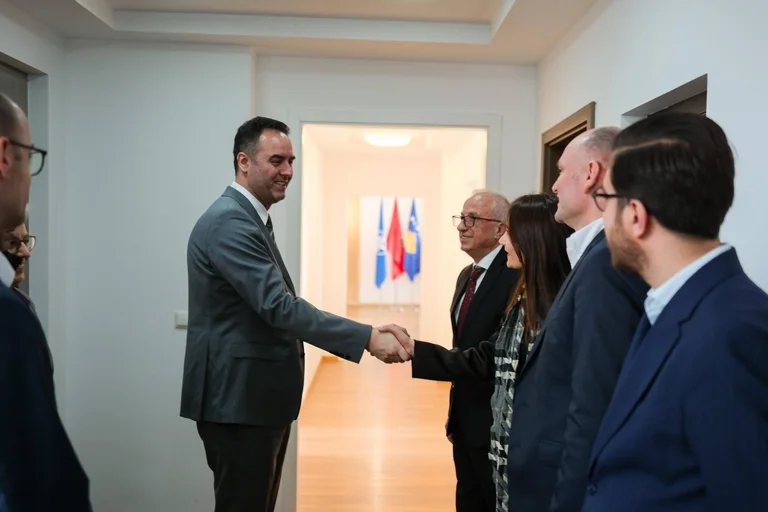 Konjufca entra a l'oficina MPJA com a primer diplomàtic, esperat per Gervala