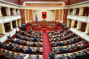 アルバニアの議会が元KLAの自由のイドレスの声明を承認するハグでのトライアル