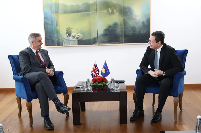 Hargreaves se întâlneşte cu Kurti, îndeamnă “să continue devoţiunea” în dialogul Kosovo ) Serbia