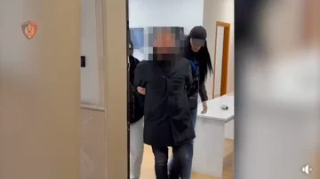 ジャーナリストがティラナで逮捕され、5千ユーロが正式(ビデオ)をブラックメールした後にスクリプトを消去しました