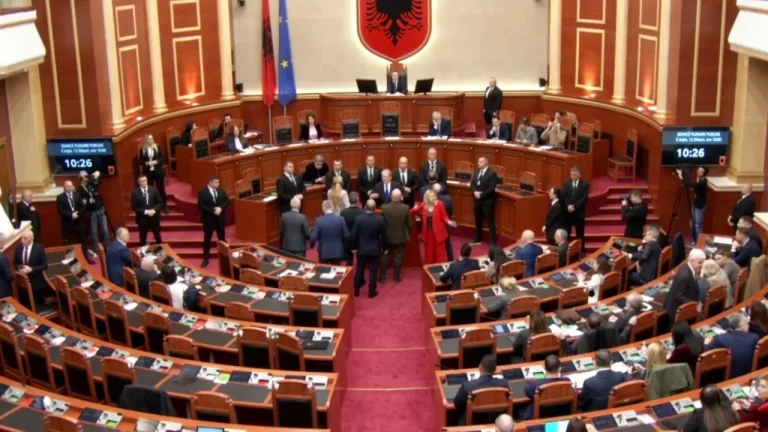 Berisha i els diputats del DP han bloquejat l'altaveu, Peleshi: retorna quan es decideix l'ordre