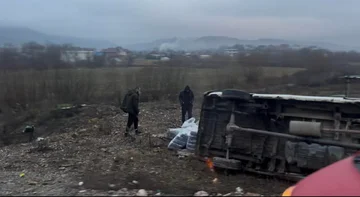 Podujevo-Pristina通りの事故、ヴァン (VIDEO)