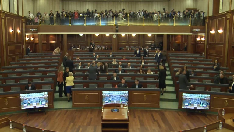 Albin Kurti ajunge la Sala de Adunări