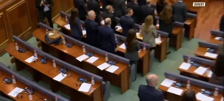 La llista serbi va alliberar la sala quan l'himne Ovotsson va ser llançat
