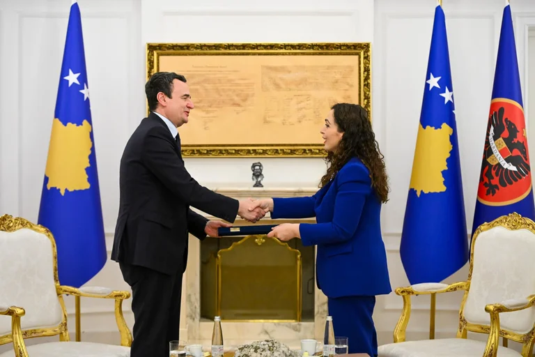 Osman îl mandatează pe Kurti să formeze un nou guvern, sesiune care urmează să înceapă în curând.