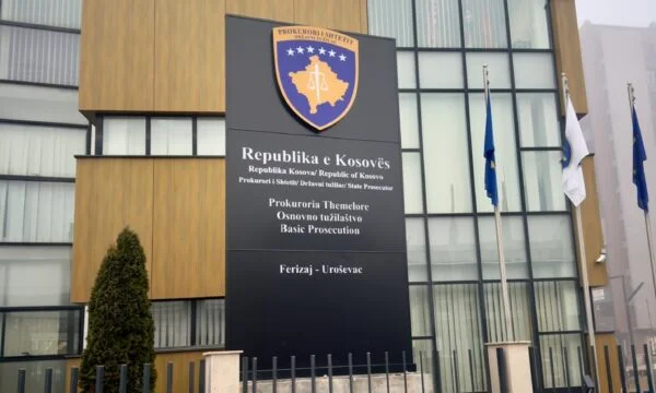 El fiscal de Ferizaj busca detenció per tràfic de drogues i armes il·legals.