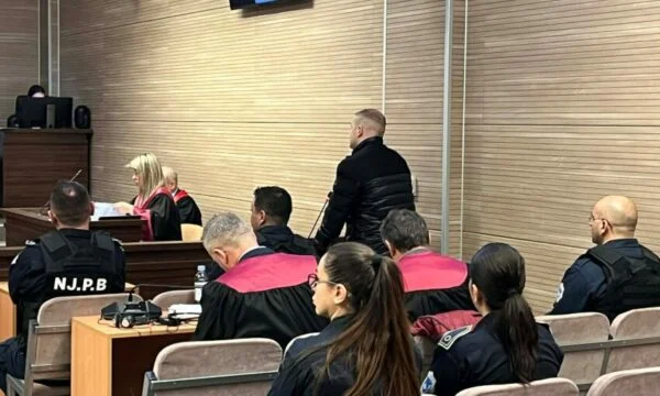 Ei ollut tarkoitus ostaa asetta vaimoltani tapettavaksi.