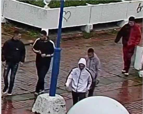 Η αστυνομία καλεί τους πολίτες να βοηθήσουν στην αναγνώριση υπόπτων για ληστεία.