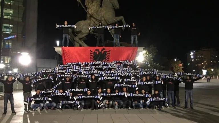 Plicas cheamă albanezii: Pe 17 februarie, să trecem la Square Skenderbeu” pentru soldaţii KLA ţinuţi pe nedrept la Haga