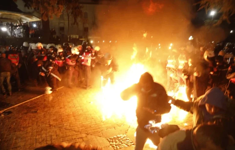 Protestul DP înaintea premierului, Molotova şi artificiile spre clădirea poliţiei