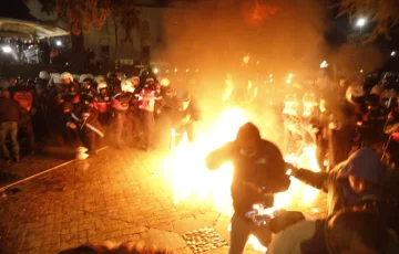 警察の建物に向かってプライム大臣、Molotova、花火の先を証明するDP