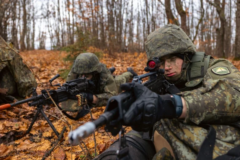 36 de ore de exerciţiu pe teren: soldaţii KSF reuşesc