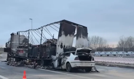 Maşini arse, şofer de maşină cu răni grave după un meci de camion în Skopje