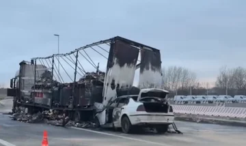 車を燃やし、Skopjeのトラックの一致の後の重大な傷害の車の運転者