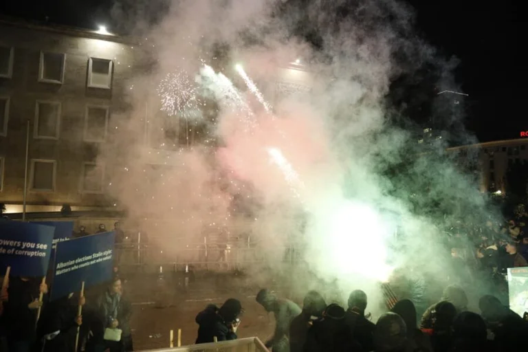 Vier uur protest in Tirana: dozijnen Molotots gevallen, politie wraak genomen met traangas, 16 gewonde politieagenten