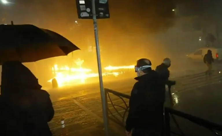 Tirana: Durum Parlamentodan önce yükselir, protestocular Molotov'u terk eder, gaz polisi polis