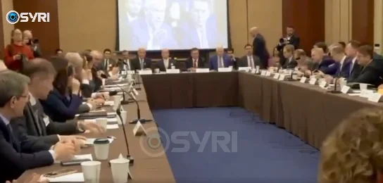 Slike, kjer kongresnik Self pravi, da ima Kosovo “v Natu”, eksplodira aplavz, nekdo pa “am”