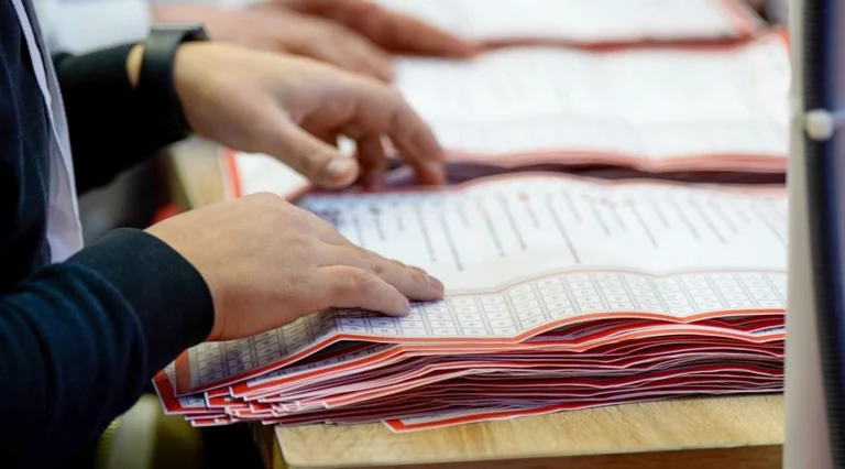 Pierwsze 23 głosy przez 914 sondaży są ogłaszane