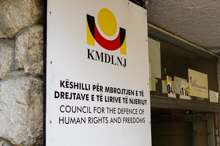 KMDLNj: Prijetje vzgojitelja v nesorazmerni Prištini, takojšen pregled selitve