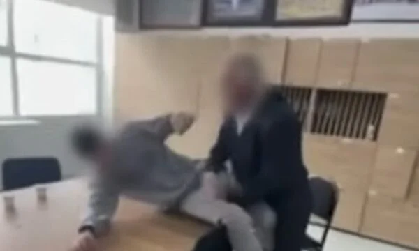 מורה בן 48 שעות שהכין תלמיד בפריסטינה