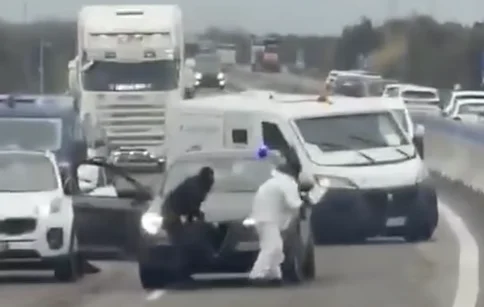 Ta rop ste videli celo v filmih, na točki dneva “, ko je pihal v veter” oklepni kombi (VIDEO)