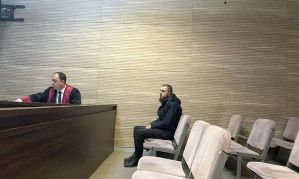 Özel savcı, öğretmenin okuldaki ulusal sembollerin silinmesi için suçlu bir savunma istiyor