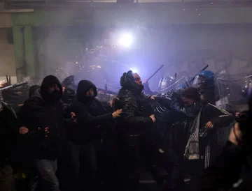Protester in der Nähe von Winter Games Stadion, italienische Polizei verwenden Tränengas