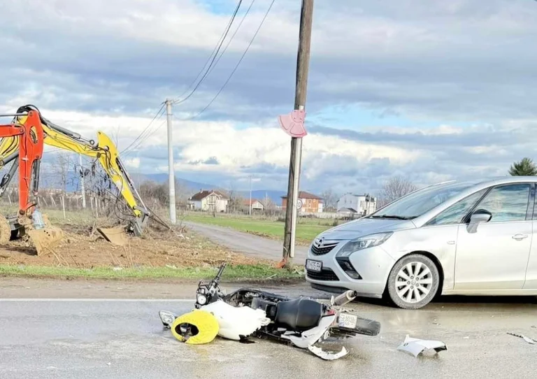 Gjakova'da iki kişilik bir motosiklet ve araba arasında bir kaza, polis (PAMJE)