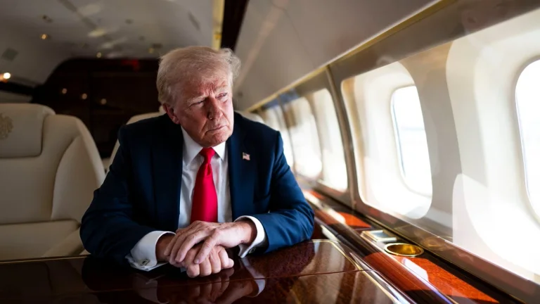 Skozi okno gledam rakete in sovražnike, Trump pravi, da nikoli ne spim na letalu.