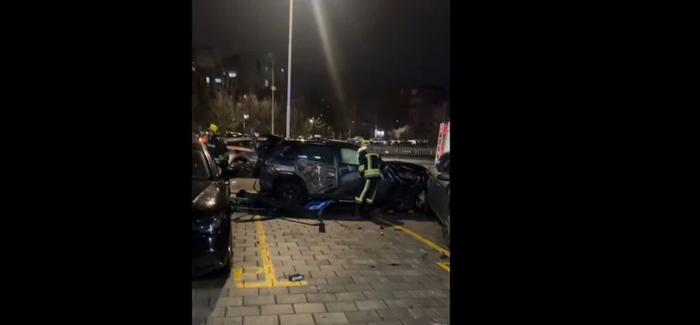 プリスティナの重大な事故、警察:運転者は方向を失いましたり、8つの駐車された車に衝突しました。