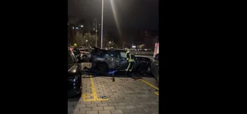 プリスティナの重大な事故、警察:運転者は方向を失いましたり、8つの駐車された車に衝突しました。