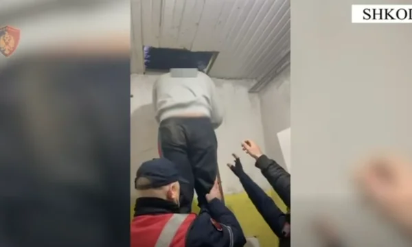 Bıçak tehdidi altında posta çalmaya çalışmak, Shkodra'daki 24 yaşındaki tavanda gizlidir