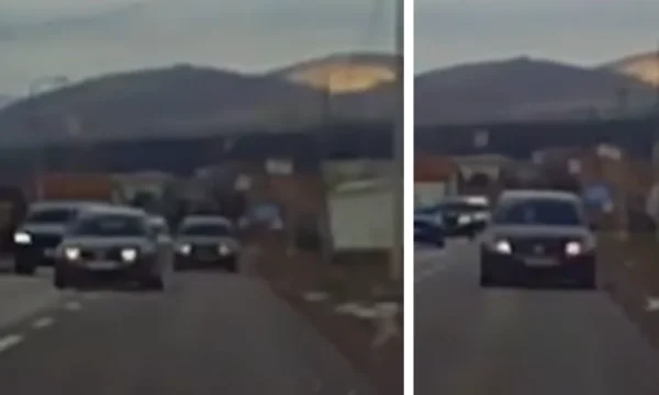 Voznik naredi nevaren nadvoz na Gjilan-Pristina (VIDEO)