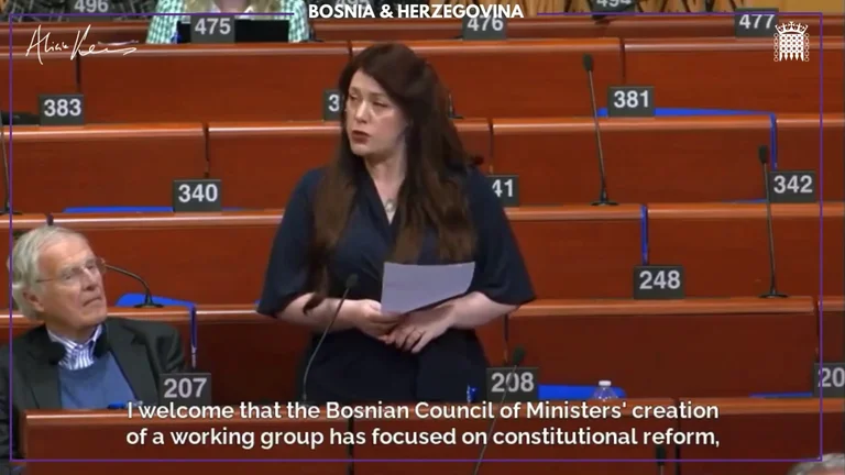영국 MP, Kearns: 우리는 우리의 시력에서 나가기 위하여 발코니를 허용할 수 없습니다