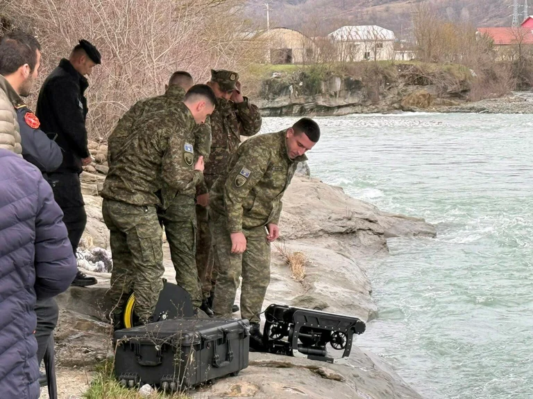 Vodni tok ga je naplavil. Čez en mesec.