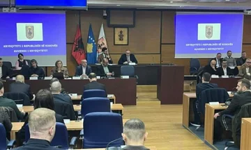 Rama はセッションで存在しています。Vetevendosje は Pristina 予算に投票しないと言います