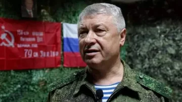 モスクワ空港、ロシアの高ランクの軍銃で撮影