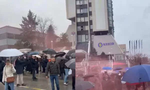 Protesters는 KEDS 건물에 빨강을 돌립니다