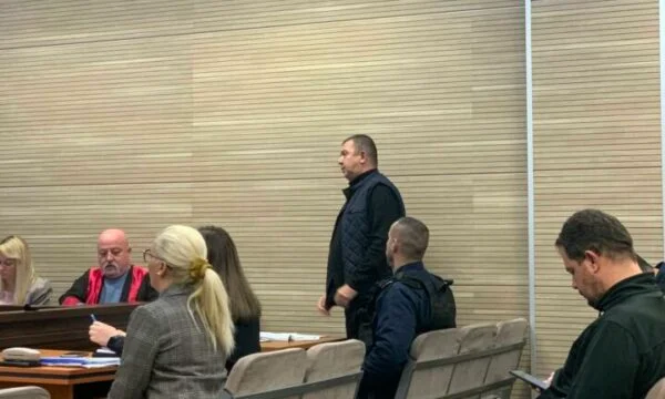 Priča pravi, da je Arsench zlorabljal svojega sina tako, da ga je prisilil, da je na hrbtu nosil umorjeno osebo.