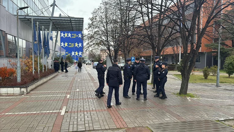 Anti-expensive elektrik fiyat protestolarının hükümet hedefine devam etmesi bekleniyor, polis güçleri sayısı arttı