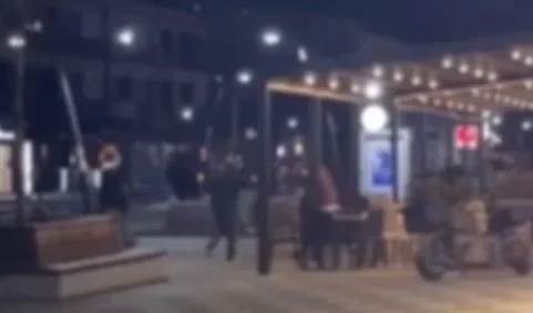 의자, 나이프 및 주먹 : lipjan에서 출판 된 청소년 충돌 사진